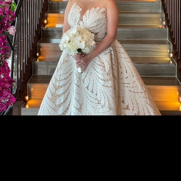 Oscar de la Renta Bridal Gown - Picture 2 of 4